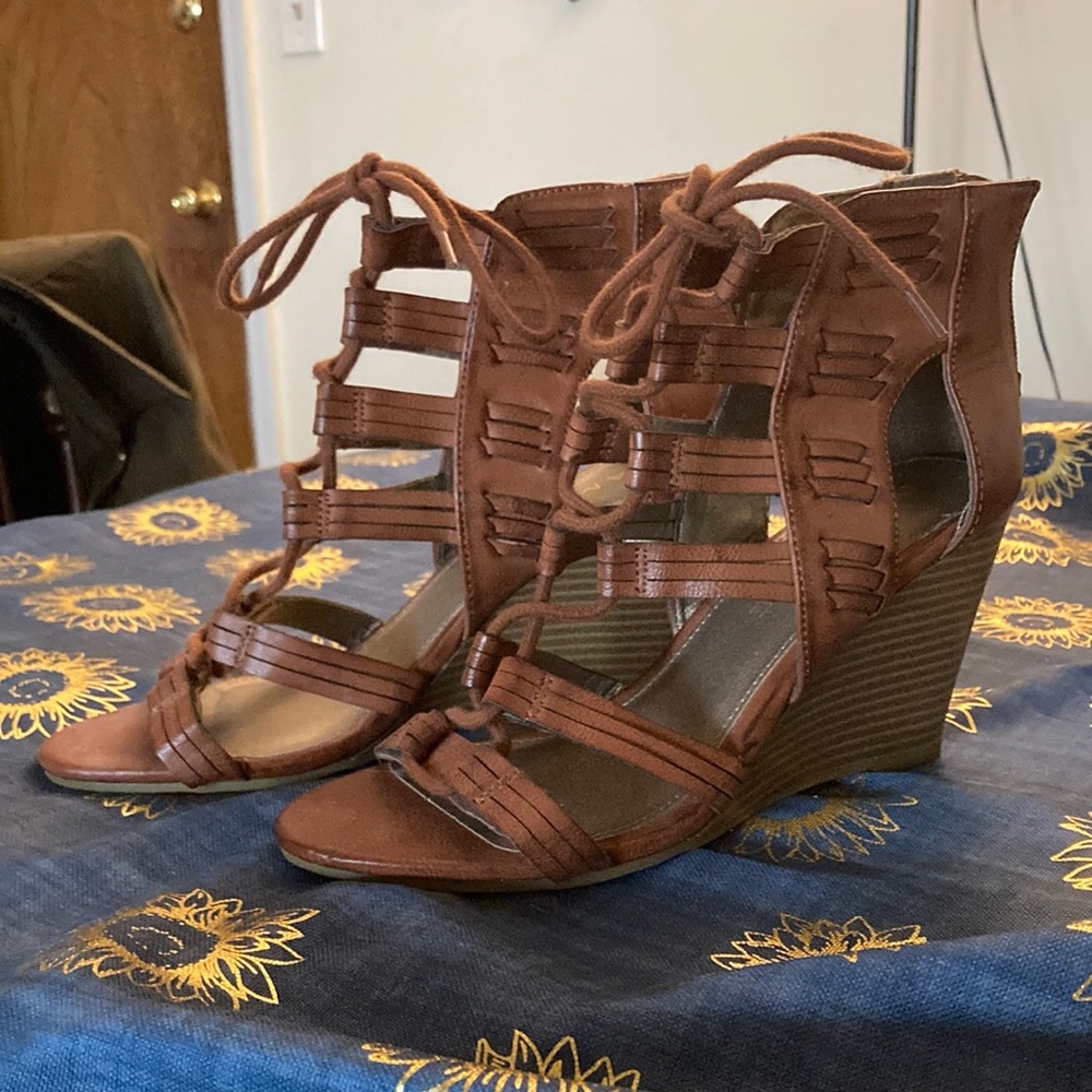 7.5 Brown Rampage tie up heels